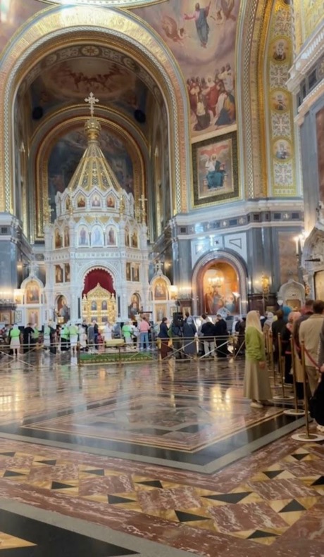 Величні розписні склепіння собору та черга прочан
