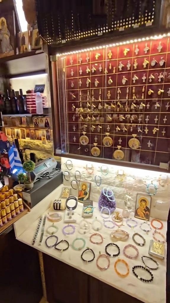 Церковна лавка Фоми біля сходів собору св. Спиридона