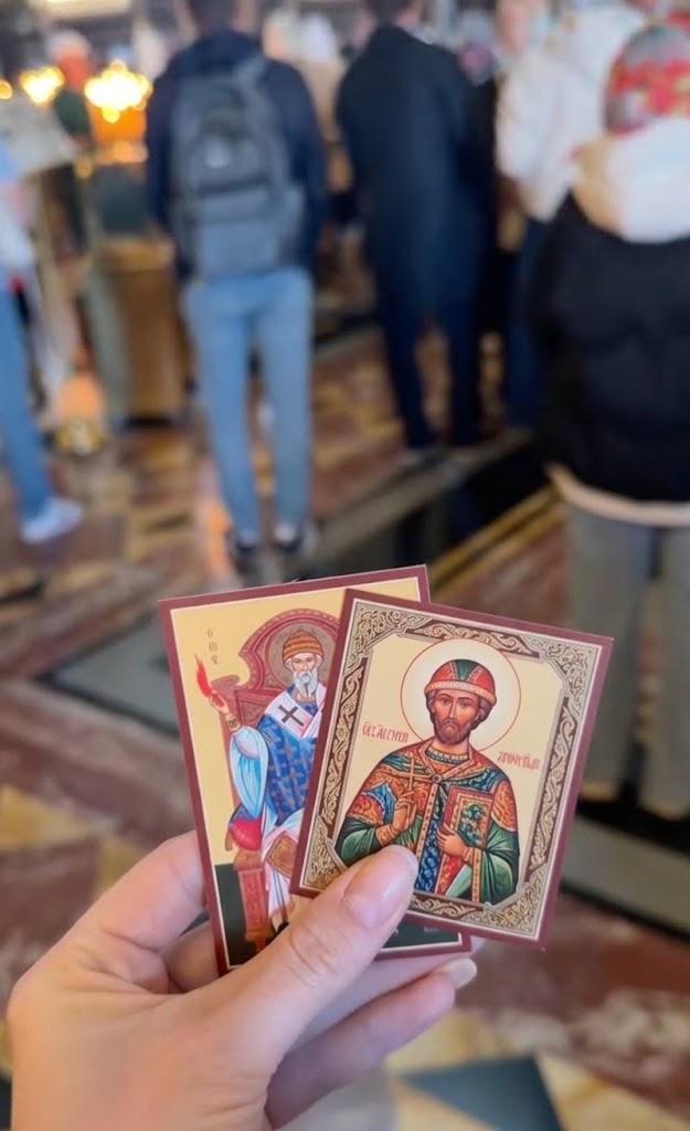 Кишенькові іконки святителя Спиридона та св. Димитрія Донського, які дарують волонтери на виході з собору
