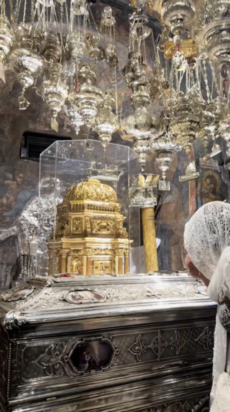 Срібна рака з мощами святого Спиридона та молящася жінка